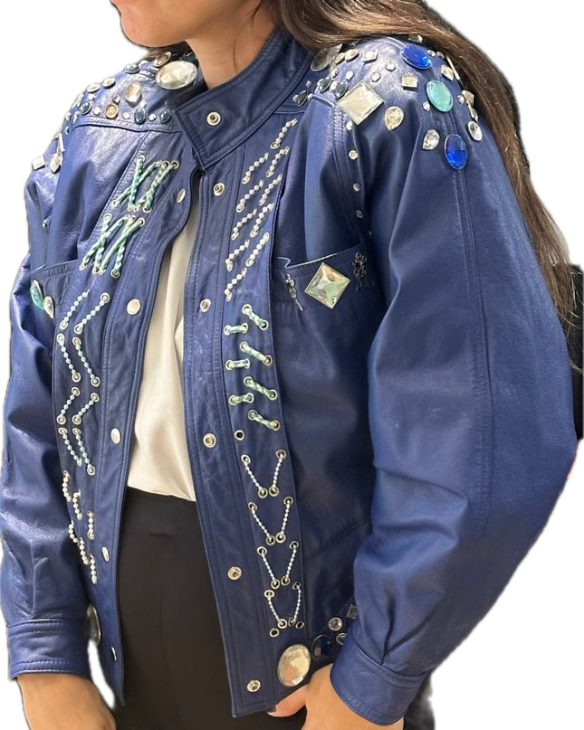 Blouson en cuir bleu orné de cristaux – Pièce unique