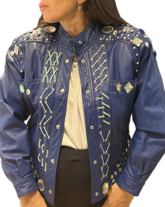 Blouson en cuir bleu orné de cristaux – Pièce unique