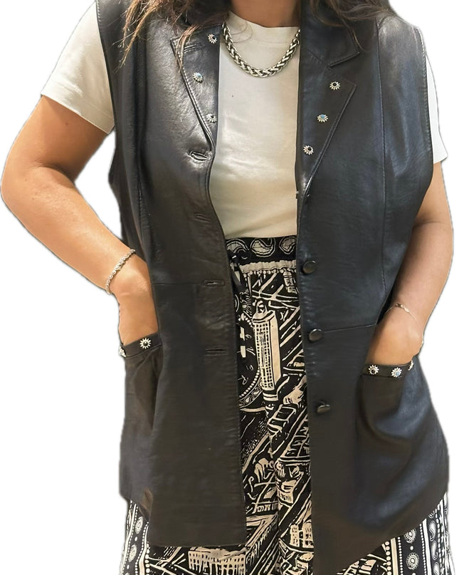 Veste sans manches en cuir noir vintage customisée – Taille unique