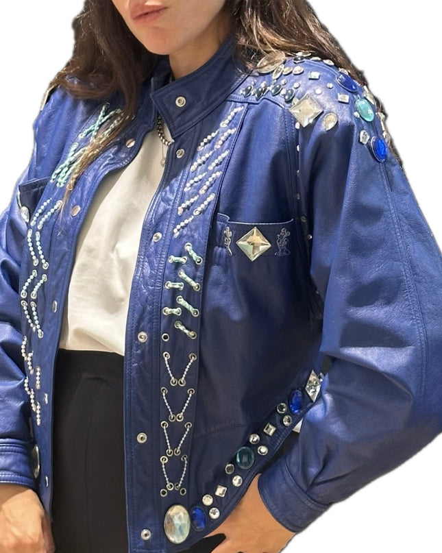 Blouson en cuir bleu orné de cristaux – Pièce unique