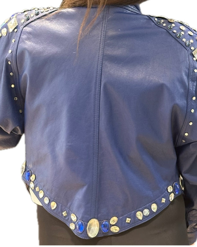 Blouson en cuir bleu orné de cristaux – Pièce unique