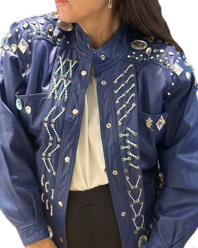 Blouson en cuir bleu orné de cristaux – Pièce unique