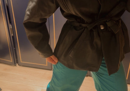 Veste Vintage en Cuir Noir Ceinturée – Coupe Structurée – Pièce Unique