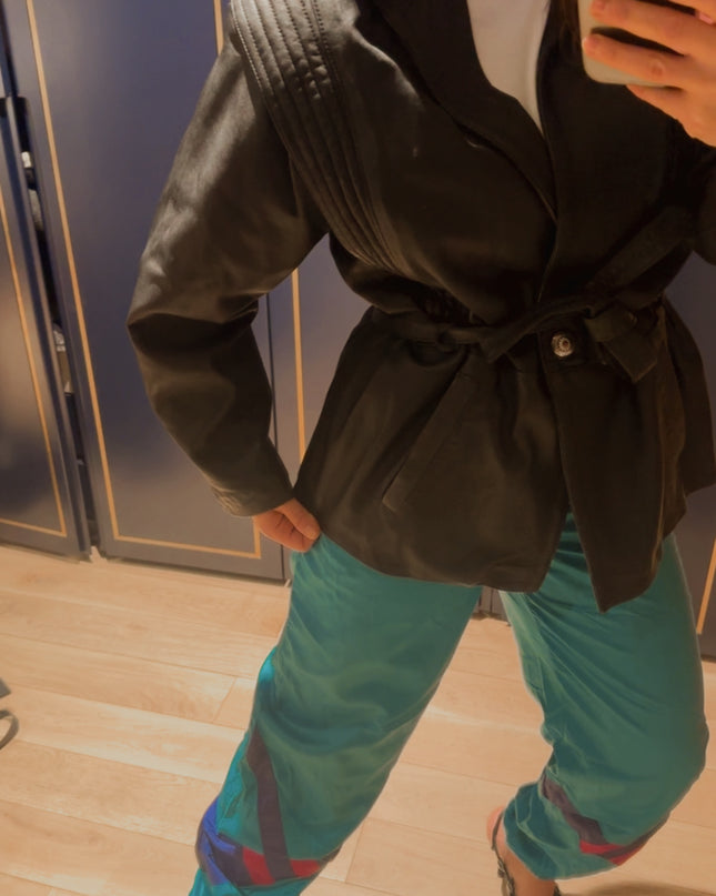 Veste Vintage en Cuir Noir Ceinturée – Coupe Structurée – Pièce Unique