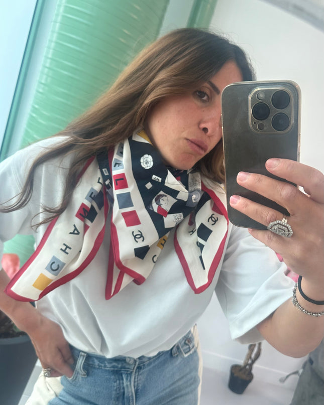 Foulard Chanel vintage en soie – pièce iconique