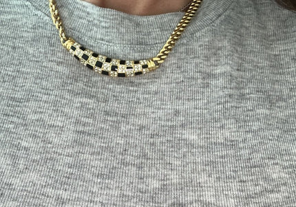 Collier avec pierres noires