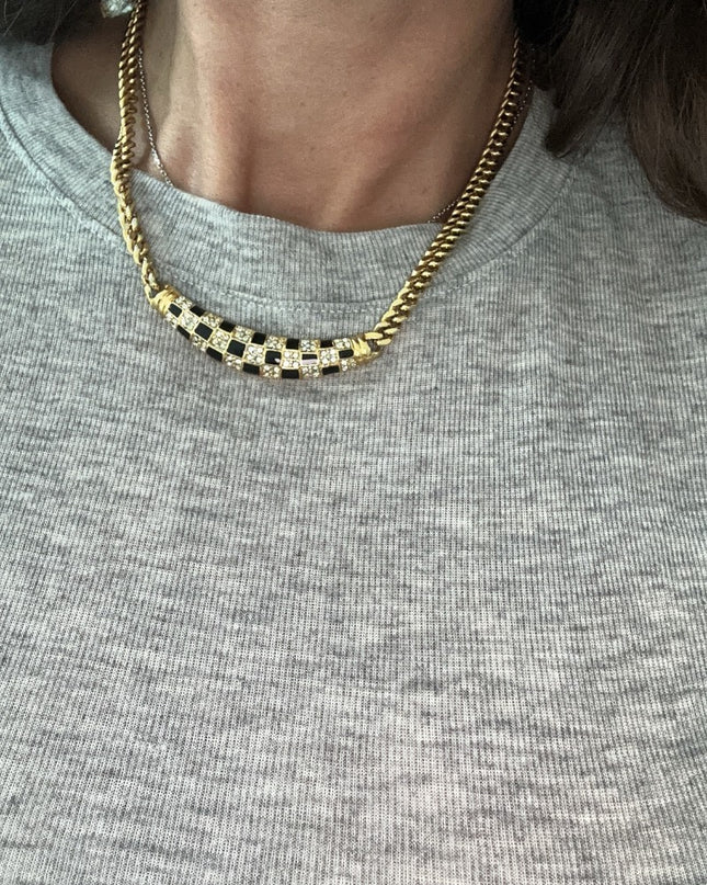 Collier avec pierres noires