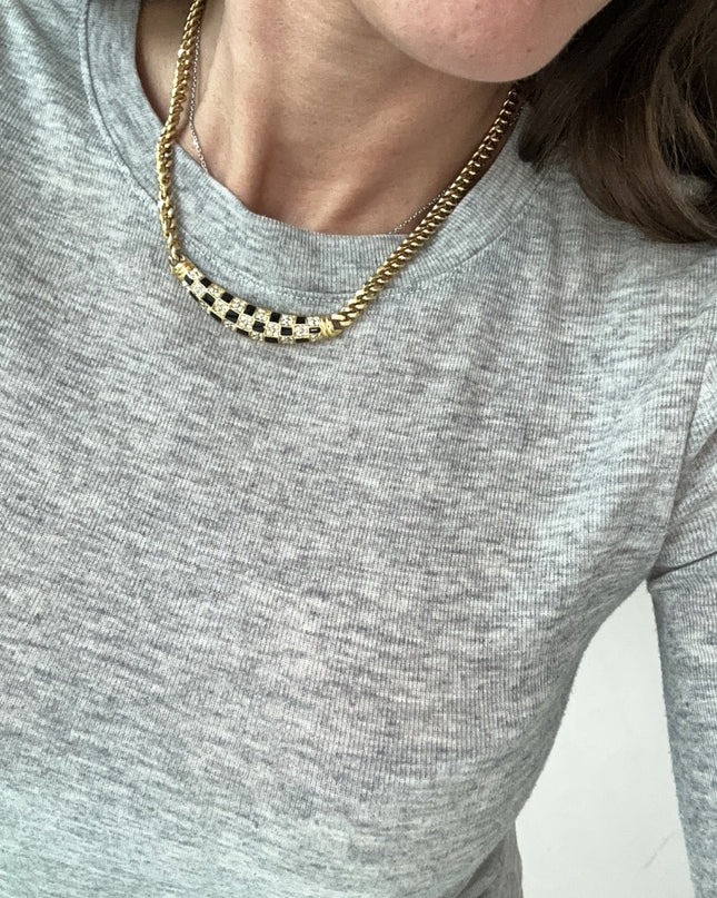 Collier avec pierres noires