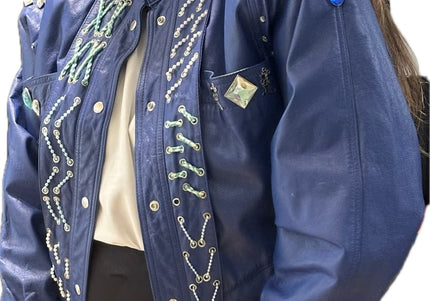 Blouson en cuir bleu orné de cristaux – Pièce unique