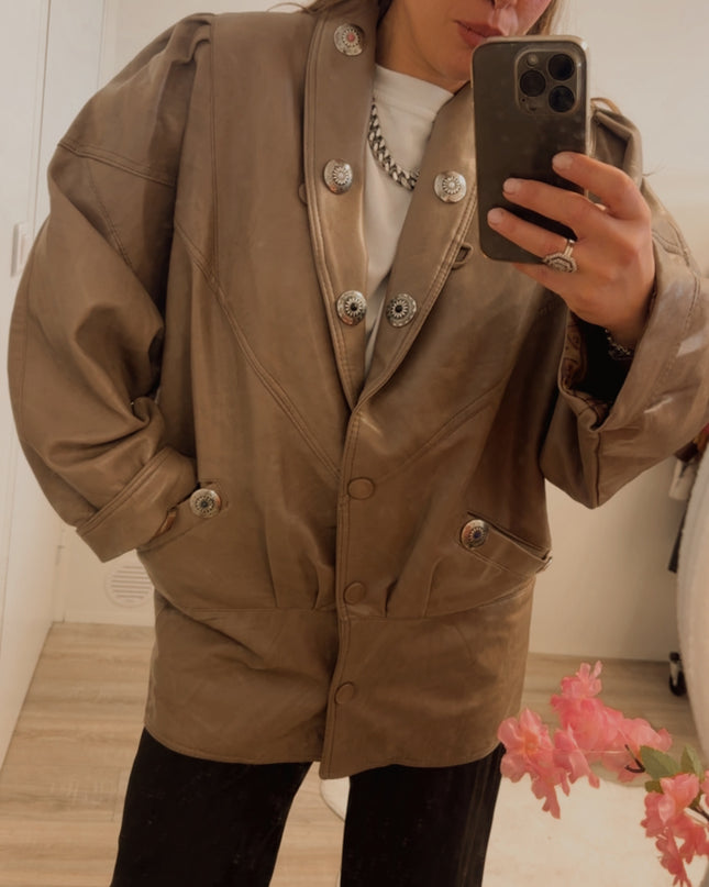 Manteau long en cuir vintage – beige taupe, rivets décoratifs