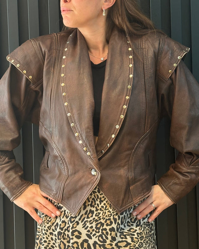 Blouson en cuir vintage marron – clous argentés, pièce unique