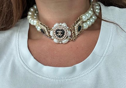 Collier vintage perlé – bouton Chanel revisité