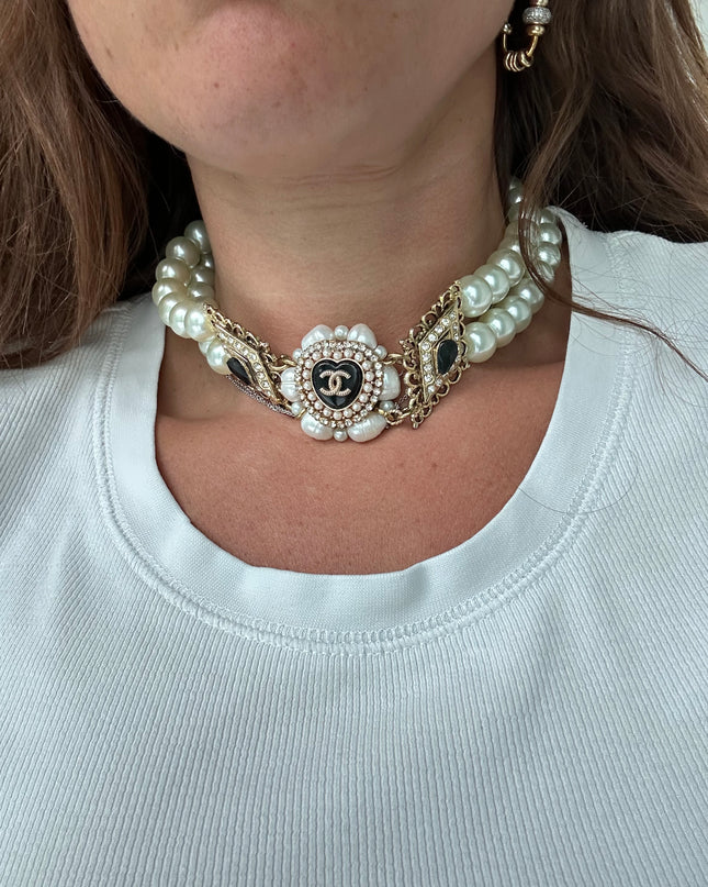Collier vintage perlé – bouton Chanel revisité