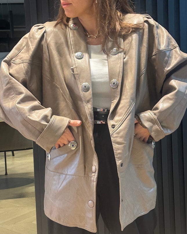 Manteau long en cuir vintage – beige taupe, rivets décoratifs