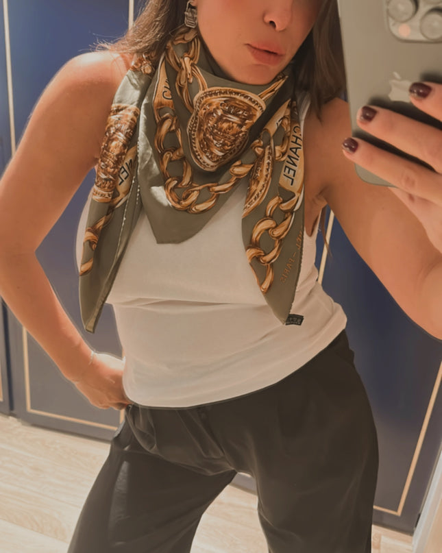 Foulard Chanel vintage en soie – Couleur kaki