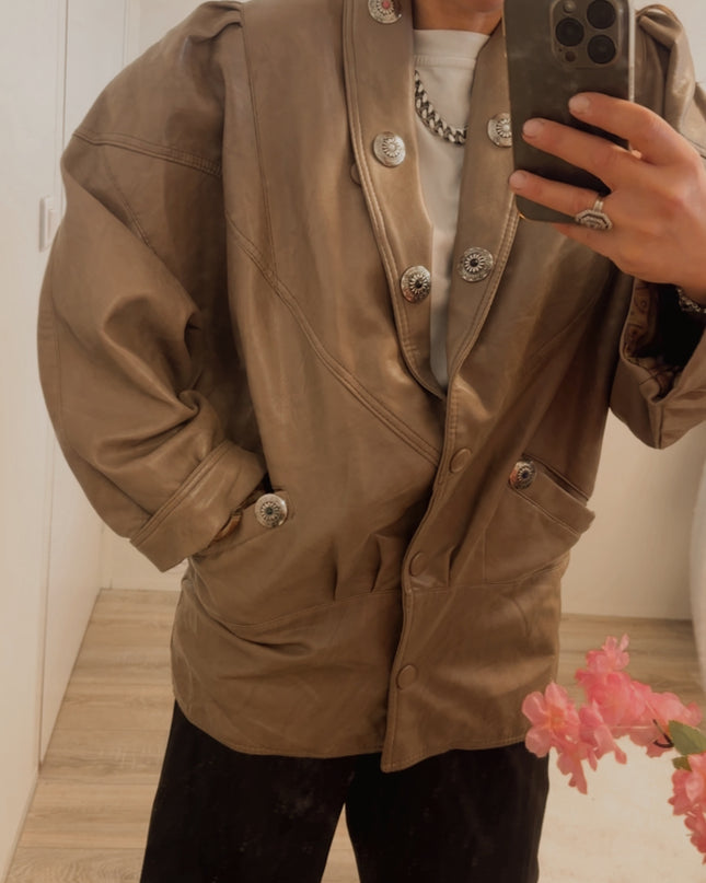 Manteau long en cuir vintage – beige taupe, rivets décoratifs