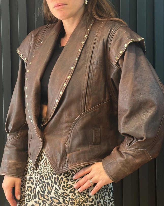 Blouson en cuir vintage marron – clous argentés, pièce unique