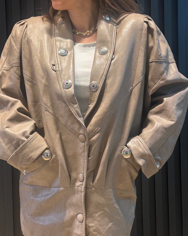 Manteau long en cuir vintage – beige taupe, rivets décoratifs