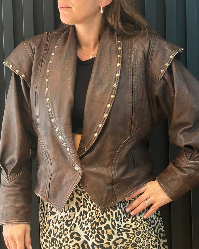 Blouson en cuir vintage marron – clous argentés, pièce unique
