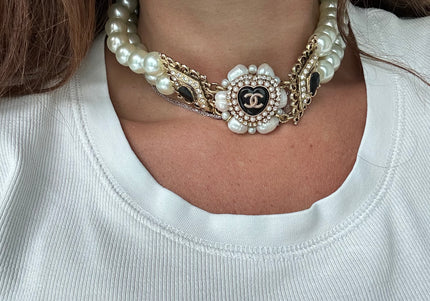 Collier vintage perlé – bouton Chanel revisité