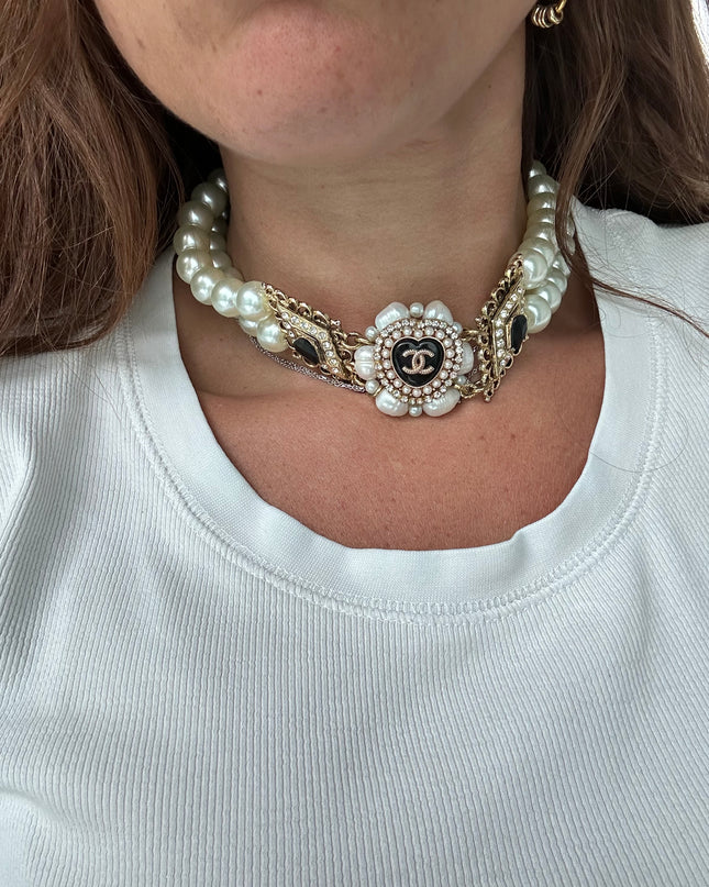 Collier vintage perlé – bouton Chanel revisité