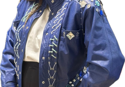 Blouson en cuir bleu orné de cristaux – Pièce unique