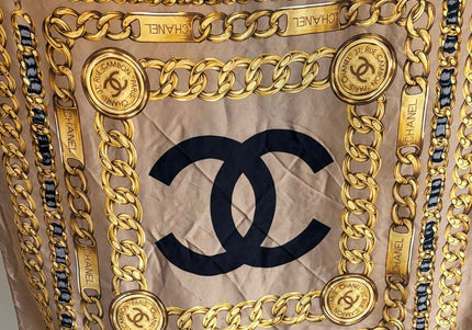 Foulard en soie 100% vintage – Chanel (Carré – Taille Unique)