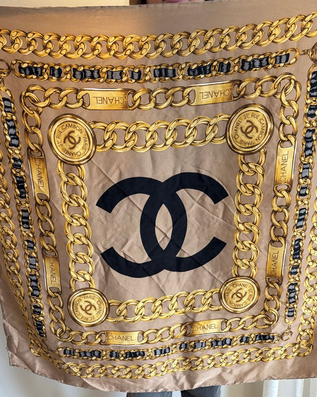 Foulard en soie 100% vintage – Chanel (Carré – Taille Unique)
