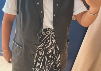 Veste sans manches en cuir noir vintage customisée – Taille unique