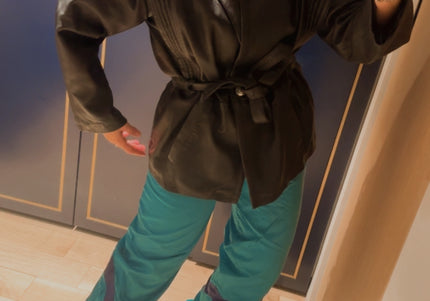 Veste Vintage en Cuir Noir Ceinturée – Coupe Structurée – Pièce Unique