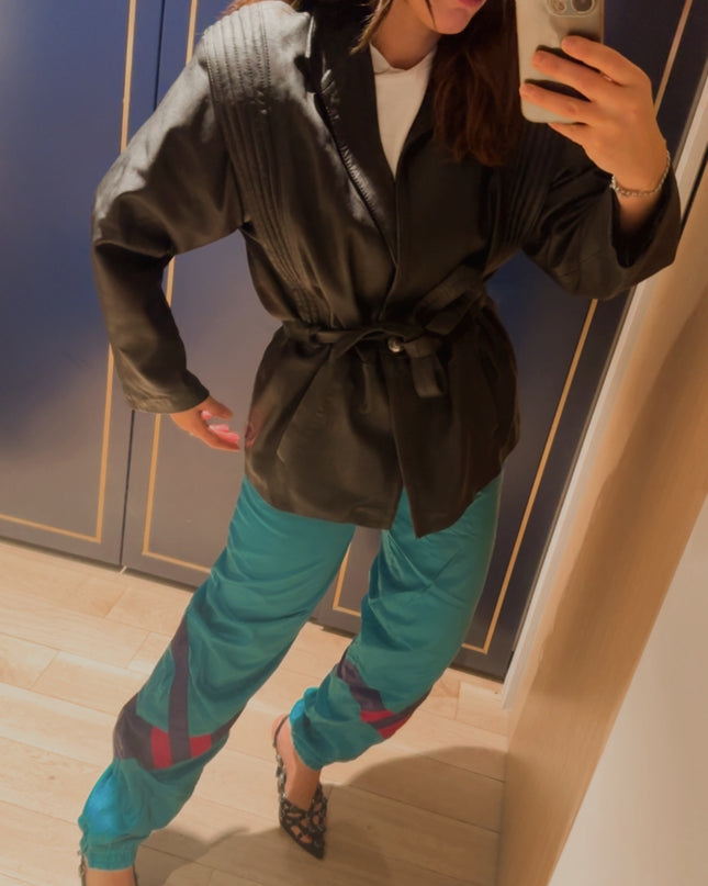 Veste Vintage en Cuir Noir Ceinturée – Coupe Structurée – Pièce Unique