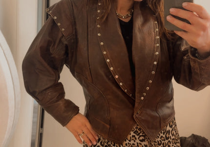 Blouson en cuir vintage marron – clous argentés, pièce unique