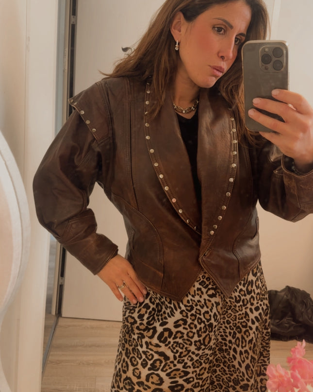 Blouson en cuir vintage marron – clous argentés, pièce unique