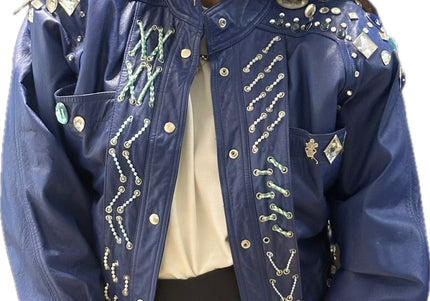 Blouson en cuir bleu orné de cristaux – Pièce unique